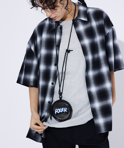 POLeR(ポーラー)の「【POLeR/ポーラー】PVC PVC ROUND POUCH/PVCマルチラウンドポーチ/ユニセックス(ショルダーバッグ・メンズ・オレンジ/ブラック/クリア/イエロー・フリー)」の1枚目の写真