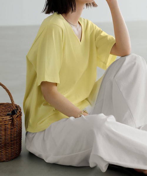 STYLE DELI(スタイルデリ)の「デコルテが開いたヌケ感5分袖Tシャツ(Tシャツ/カットソー・レディース・ホワイト/ブラック/イエロー・FREE)」の3枚目の写真