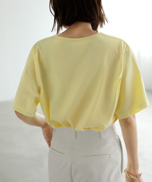 STYLE DELI(スタイルデリ)の「デコルテが開いたヌケ感5分袖Tシャツ(Tシャツ/カットソー・レディース・ホワイト/ブラック/イエロー・FREE)」の5枚目の写真