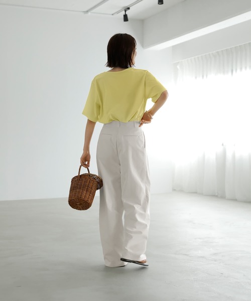 STYLE DELI(スタイルデリ)の「デコルテが開いたヌケ感5分袖Tシャツ(Tシャツ/カットソー・レディース・ホワイト/ブラック/イエロー・FREE)」の4枚目の写真
