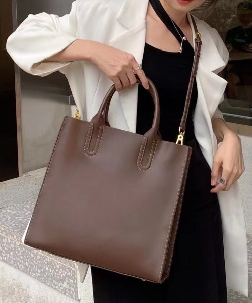 NiiNa(ニーナ)の「【 NiiNa / ニーナ 】【高品質牛革】2wayスクエアハンドトートバッグ(トートバッグ・レディース・ダークブラウン/ブラック/ブルー・FREE)」の2枚目の写真