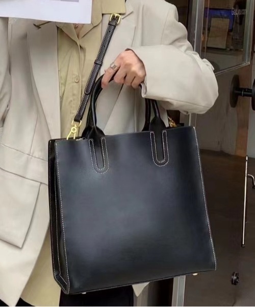 NiiNa(ニーナ)の「【 NiiNa / ニーナ 】【高品質牛革】2wayスクエアハンドトートバッグ(トートバッグ・レディース・ダークブラウン/ブラック/ブルー・FREE)」の1枚目の写真