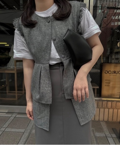 lawgy（ラウジー）の「mix fringe tuck flare vest / ミックスフリンジタックフレアベスト（ベスト・レディース・グレー/ベージュ/オートミール・FREE）」の2枚目の写真