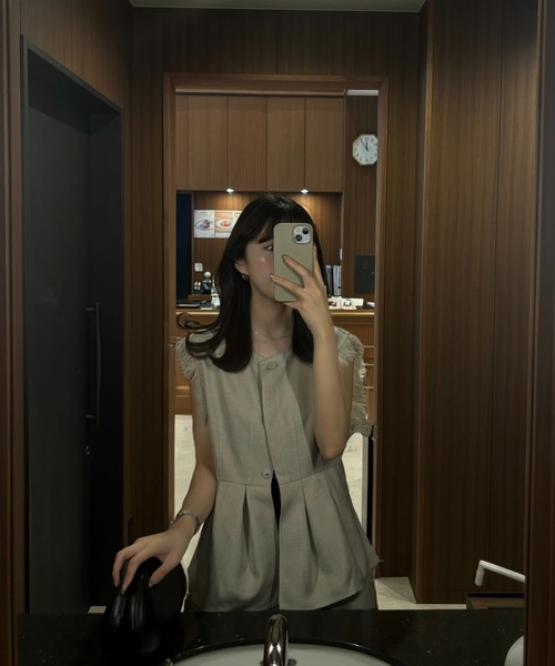 lawgy（ラウジー）の「mix fringe tuck flare vest / ミックスフリンジタックフレアベスト（ベスト・レディース・グレー/ベージュ/オートミール・FREE）」の4枚目の写真