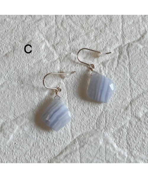 tone(トーン)の「【mastea】14KGF/ブルーレースアゲートリーフカットピアス(MA)(ピアス(両耳用)・レディース・A/B/C・FREE)」の1枚目の写真