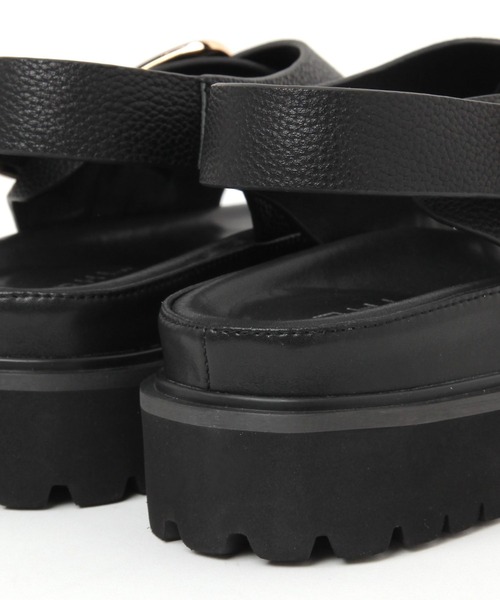 Elura（エルーラ）の「MOHIベルトサンダル《一部店舗限定》（サンダル・レディース・ホワイト/ブラック・SMALL/LARGE/MEDIUM）」の10枚目の写真