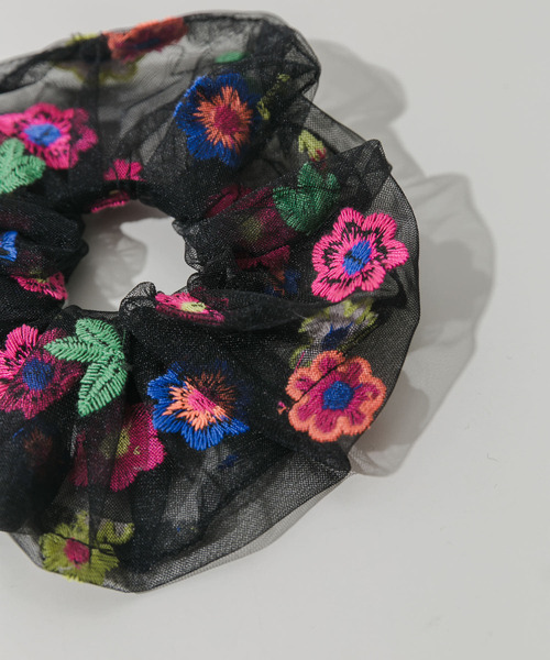 SMELLY（スメリー）の「カラーフラワーシアーシュシュ（シュシュ・レディース・ブラック系その他・-）」の2枚目の写真