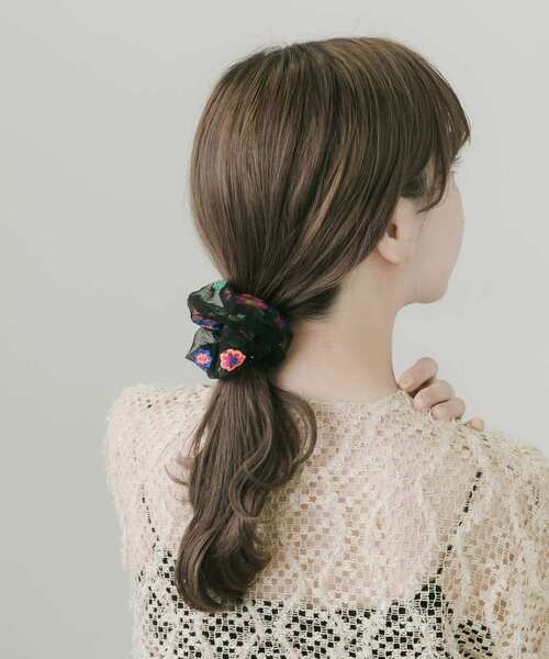 SMELLY（スメリー）の「カラーフラワーシアーシュシュ（シュシュ・レディース・ブラック系その他・-）」の4枚目の写真