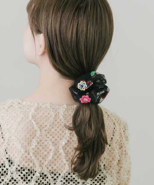 SMELLY（スメリー）の「カラーフラワーシアーシュシュ（シュシュ・レディース・ブラック系その他・-）」の5枚目の写真