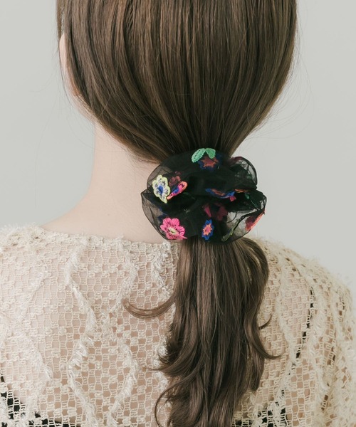 SMELLY（スメリー）の「カラーフラワーシアーシュシュ（シュシュ・レディース・ブラック系その他・-）」の6枚目の写真