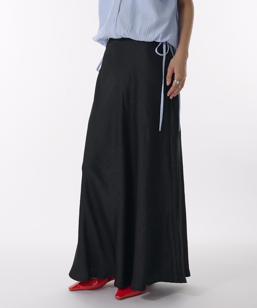 MUHET(ミュエータ)の「crinkle satin maxi skirt / クリンクルサテンマキシ丈スカート(スカート・レディース・ブラウン/ブラック/アイボリー・SMALL/MEDIUM/LARGE)」の3枚目の写真