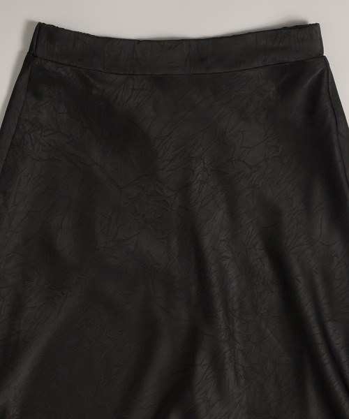 MUHET(ミュエータ)の「crinkle satin maxi skirt / クリンクルサテンマキシ丈スカート(スカート・レディース・ブラウン/ブラック/アイボリー・SMALL/MEDIUM/LARGE)」の4枚目の写真
