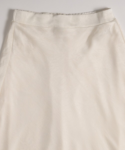 MUHET(ミュエータ)の「crinkle satin maxi skirt / クリンクルサテンマキシ丈スカート(スカート・レディース・ブラウン/ブラック/アイボリー・SMALL/MEDIUM/LARGE)」の14枚目の写真