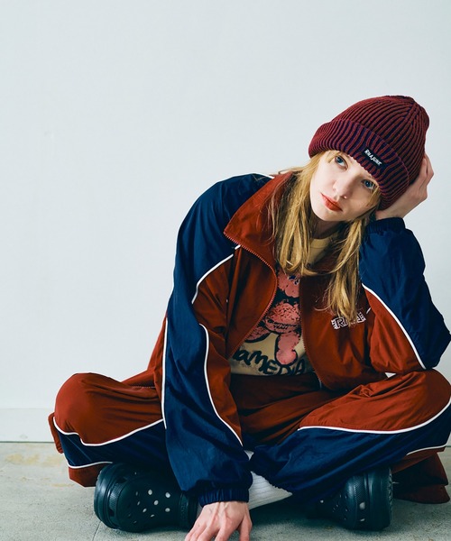 RNA（アールエヌエー）の「J2156 バイカラートラックジャケット（ナイロンジャケット・レディース・バーガンディー/グリーン×オレンジ/ブラック×グレー・MEDIUM）」の3枚目の写真