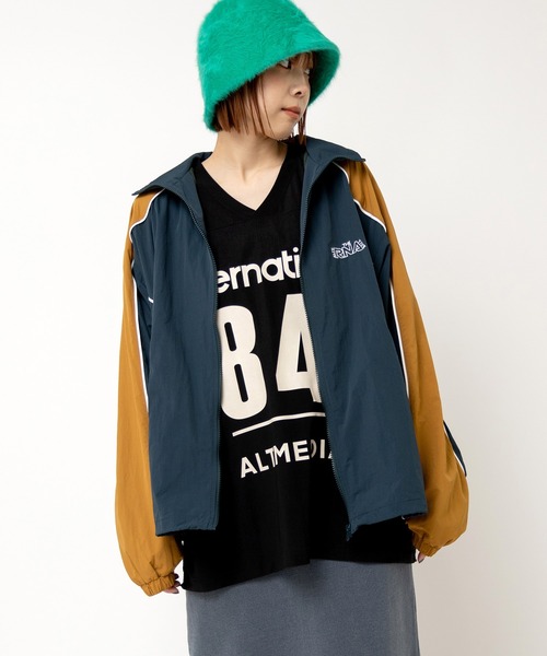 RNA（アールエヌエー）の「J2156 バイカラートラックジャケット（ナイロンジャケット・レディース・バーガンディー/グリーン×オレンジ/ブラック×グレー・MEDIUM）」の2枚目の写真