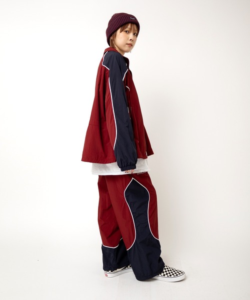 RNA（アールエヌエー）の「J2156 バイカラートラックジャケット（ナイロンジャケット・レディース・バーガンディー/グリーン×オレンジ/ブラック×グレー・MEDIUM）」の14枚目の写真