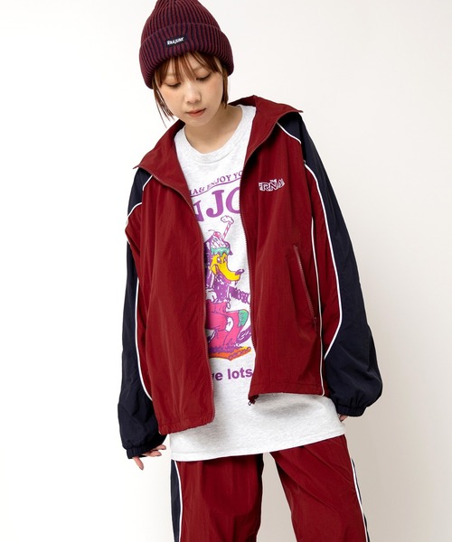 RNA（アールエヌエー）の「J2156 バイカラートラックジャケット（ナイロンジャケット・レディース・バーガンディー/グリーン×オレンジ/ブラック×グレー・MEDIUM）」の8枚目の写真