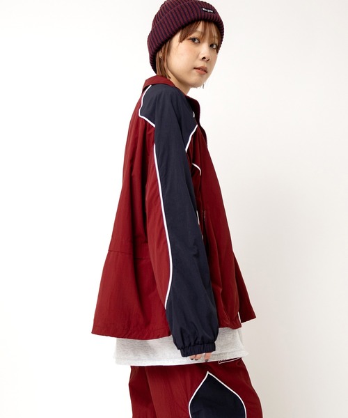 RNA（アールエヌエー）の「J2156 バイカラートラックジャケット（ナイロンジャケット・レディース・バーガンディー/グリーン×オレンジ/ブラック×グレー・MEDIUM）」の9枚目の写真