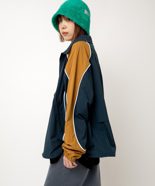 RNA（アールエヌエー）の「J2156 バイカラートラックジャケット（ナイロンジャケット・レディース・バーガンディー/グリーン×オレンジ/ブラック×グレー・MEDIUM）」の4枚目の写真