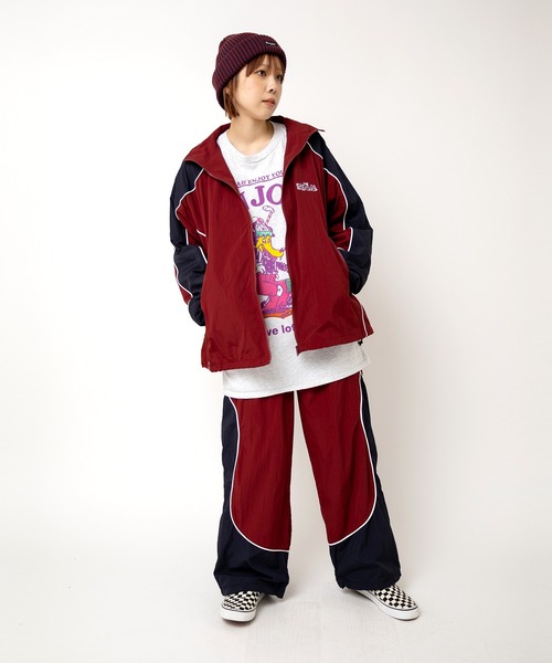 RNA（アールエヌエー）の「J2156 バイカラートラックジャケット（ナイロンジャケット・レディース・バーガンディー/グリーン×オレンジ/ブラック×グレー・MEDIUM）」の13枚目の写真