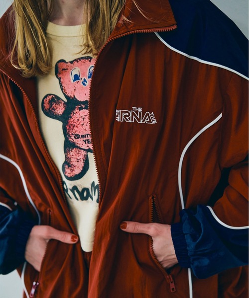 RNA（アールエヌエー）の「J2156 バイカラートラックジャケット（ナイロンジャケット・レディース・バーガンディー/グリーン×オレンジ/ブラック×グレー・MEDIUM）」の16枚目の写真