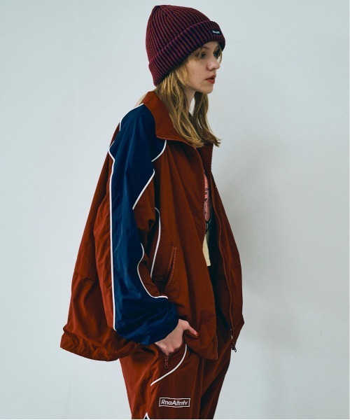 RNA（アールエヌエー）の「J2156 バイカラートラックジャケット（ナイロンジャケット・レディース・バーガンディー/グリーン×オレンジ/ブラック×グレー・MEDIUM）」の17枚目の写真