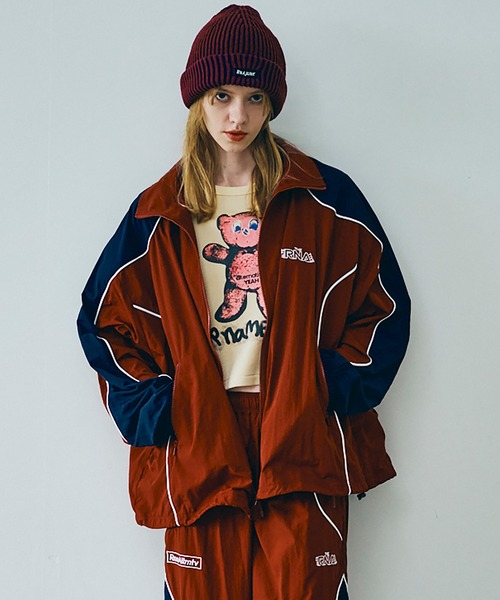 RNA（アールエヌエー）の「J2156 バイカラートラックジャケット（ナイロンジャケット・レディース・バーガンディー/グリーン×オレンジ/ブラック×グレー・MEDIUM）」の20枚目の写真