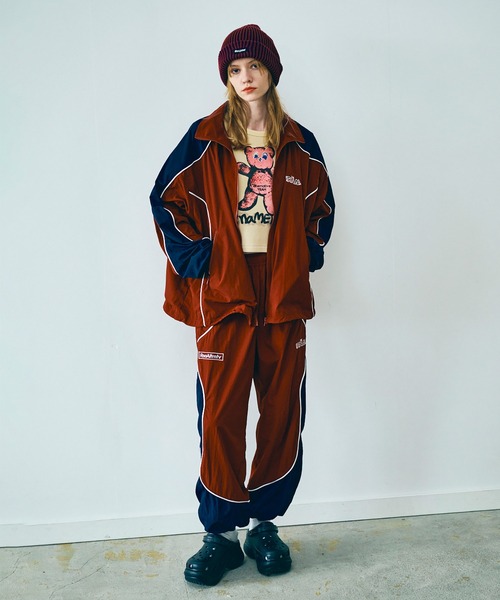 RNA（アールエヌエー）の「J2156 バイカラートラックジャケット（ナイロンジャケット・レディース・バーガンディー/グリーン×オレンジ/ブラック×グレー・MEDIUM）」の21枚目の写真