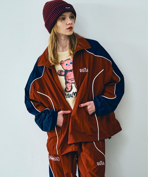 RNA（アールエヌエー）の「J2156 バイカラートラックジャケット（ナイロンジャケット・レディース・バーガンディー/グリーン×オレンジ/ブラック×グレー・MEDIUM）」の7枚目の写真