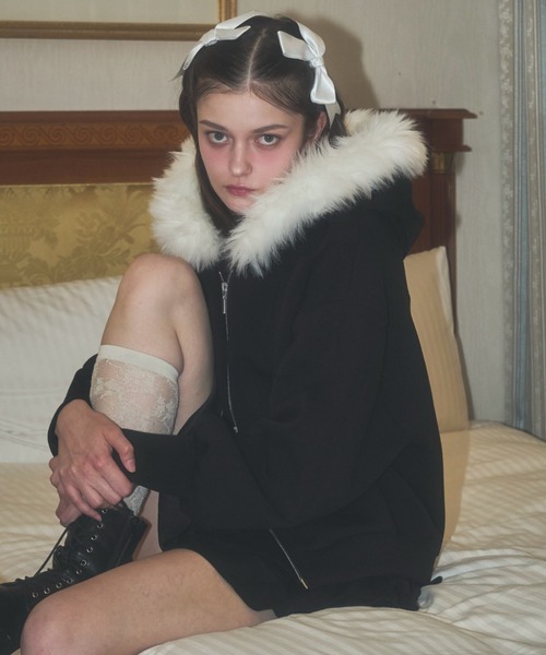 Lovilyn(ラヴィリン)の「【初回即完】ファーフードもちっとボリュームパーカー(パーカー・レディース・グレー系その他/ブラック/ホワイト系その他/ホワイト/グレー/ブラック系その他・FREE)」の4枚目の写真