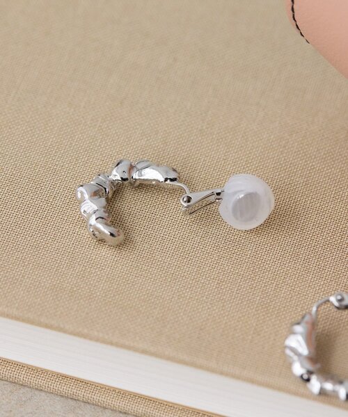 ear PAPILLONNER(イアパピヨネ)の「ゴツゴツフープイヤリング(イヤリング・レディース・シルバー/ゴールド・FREE)」の11枚目の写真