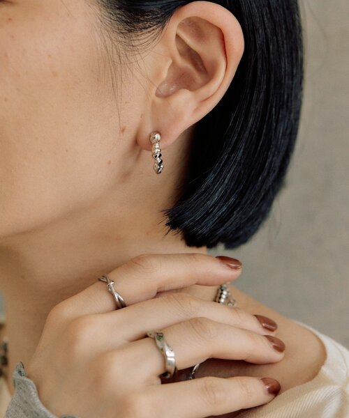 ear PAPILLONNER(イアパピヨネ)の「ゴツゴツフープイヤリング(イヤリング・レディース・シルバー/ゴールド・FREE)」の8枚目の写真