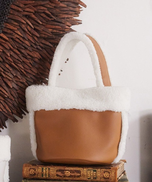earth music&ecology（アースミュージックアンドエコロジー）の「ムートン風ボアバッグ（ハンドバッグ・レディース・ブラウン/ライトグレー・FREE）」の2枚目の写真