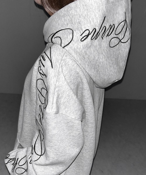 me+em select（ミームセレクト）の「【 ２color 】レタリングロゴ刺繍オーバースウェットパーカー ／lettering logo embroidery over sweat hoodie（パーカー・レディース・ブラック/グレー・FREE）」の16枚目の写真