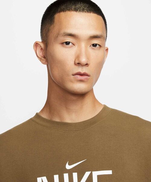 NIKE（ナイキ）の「Nike スポーツウェア クラブ メンズ オーバーサイズド フレンチテリー クルーネック スウェットシャツ / Nike Sportswear Club Men's Oversized French Terry Crew-neck Sweatshirt IM9355-235 Mosswood Brown（スウェット・メンズ・ブラウン系その他2・M/L/2XL/XL/S）」の8枚目の写真