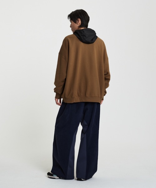 NIKE（ナイキ）の「Nike スポーツウェア クラブ メンズ オーバーサイズド フレンチテリー クルーネック スウェットシャツ / Nike Sportswear Club Men's Oversized French Terry Crew-neck Sweatshirt IM9355-235 Mosswood Brown（スウェット・メンズ・ブラウン系その他2・M/L/2XL/XL/S）」の3枚目の写真