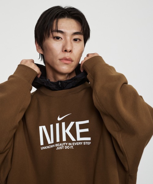 NIKE（ナイキ）の「Nike スポーツウェア クラブ メンズ オーバーサイズド フレンチテリー クルーネック スウェットシャツ / Nike Sportswear Club Men's Oversized French Terry Crew-neck Sweatshirt IM9355-235 Mosswood Brown（スウェット・メンズ・ブラウン系その他2・M/L/2XL/XL/S）」の4枚目の写真