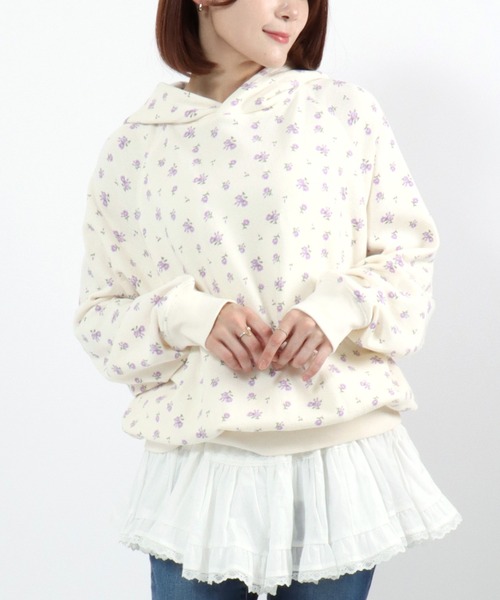 JEMORGAN(ジェーイーモーガン)の「JEMORGAN(ジェーイーモーガン)ガーゼ裏毛 花柄スウェットパーカー/ビッグシルエット/長く着られる大人のルーム&ワンマイル(パーカー・レディース・ホワイト系その他3/グレー系その他2/ホワイト系その他2/グレー系その他/ホワイト系その他・FREE)」の3枚目の写真