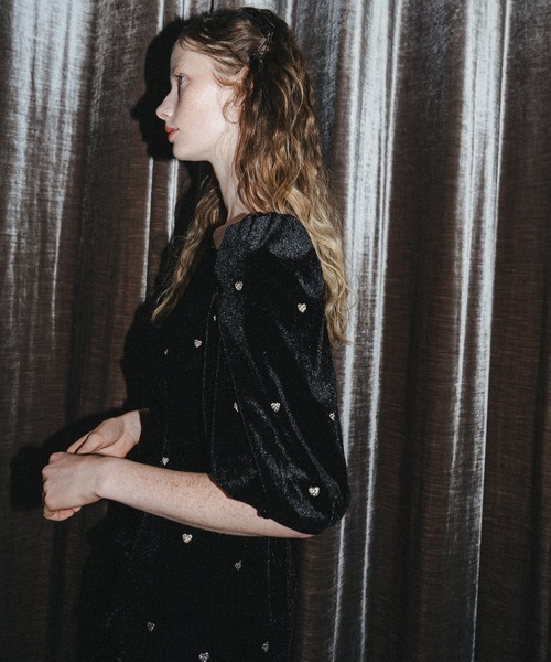 et.UNiVER（エトユニベール）の「Sweetheart velour dress（ドレス・レディース・ブラック×レッド/ブラック/ブラウン/ブルー・MEDIUM/SMALL/LARGE）」の13枚目の写真
