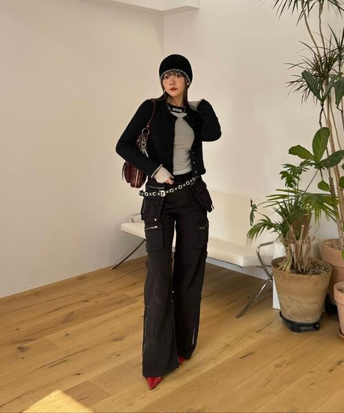 WOOALONG(ウアロン)の「Lowrise Washed Curve Cargo Pants - BLACK(その他パンツ・レディース・ブラック・LARGE/SMALL/MEDIUM)」の4枚目の写真