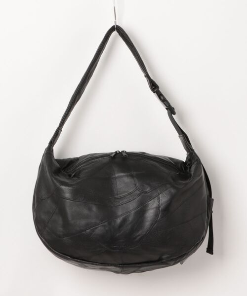 ARCHIVER(アーカイバ)の「●ADAMPATEK●recycle patchwork leather shoulder bag/つぎはぎレザービッグショルダーバッグ(ショルダーバッグ・メンズ・ブラック・FREE)」の1枚目の写真