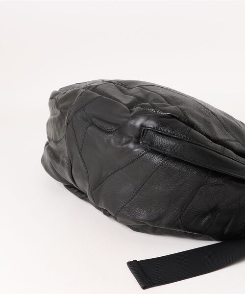 ARCHIVER(アーカイバ)の「●ADAMPATEK●recycle patchwork leather shoulder bag/つぎはぎレザービッグショルダーバッグ(ショルダーバッグ・メンズ・ブラック・FREE)」の3枚目の写真