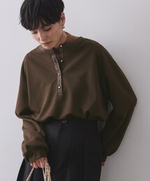 サテン使いヘンリーネックトップス【洗濯機OK】