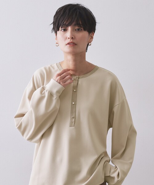 OPAQUE.CLIP(オペークドットクリップ)の「サテン使いヘンリーネックトップス【洗濯機OK】(Tシャツ/カットソー・レディース・ライトグリーン/ブラウン系その他/ナチュラル・00)」の3枚目の写真