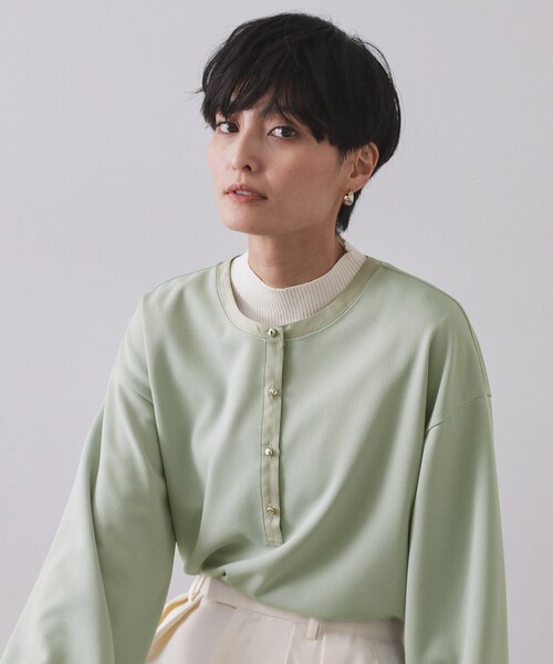 OPAQUE.CLIP(オペークドットクリップ)の「サテン使いヘンリーネックトップス【洗濯機OK】(Tシャツ/カットソー・レディース・ライトグリーン/ブラウン系その他/ナチュラル・00)」の1枚目の写真