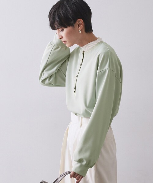OPAQUE.CLIP(オペークドットクリップ)の「サテン使いヘンリーネックトップス【洗濯機OK】(Tシャツ/カットソー・レディース・ライトグリーン/ブラウン系その他/ナチュラル・00)」の4枚目の写真
