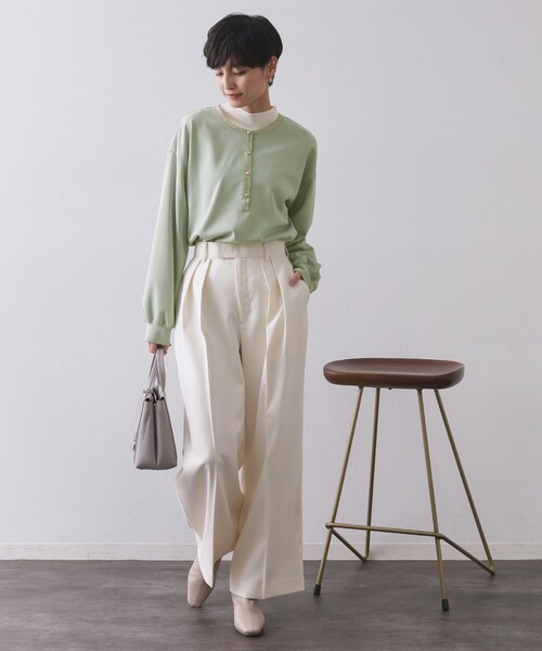 OPAQUE.CLIP(オペークドットクリップ)の「サテン使いヘンリーネックトップス【洗濯機OK】(Tシャツ/カットソー・レディース・ライトグリーン/ブラウン系その他/ナチュラル・00)」の5枚目の写真