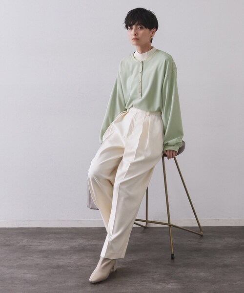 OPAQUE.CLIP(オペークドットクリップ)の「サテン使いヘンリーネックトップス【洗濯機OK】(Tシャツ/カットソー・レディース・ライトグリーン/ブラウン系その他/ナチュラル・00)」の6枚目の写真