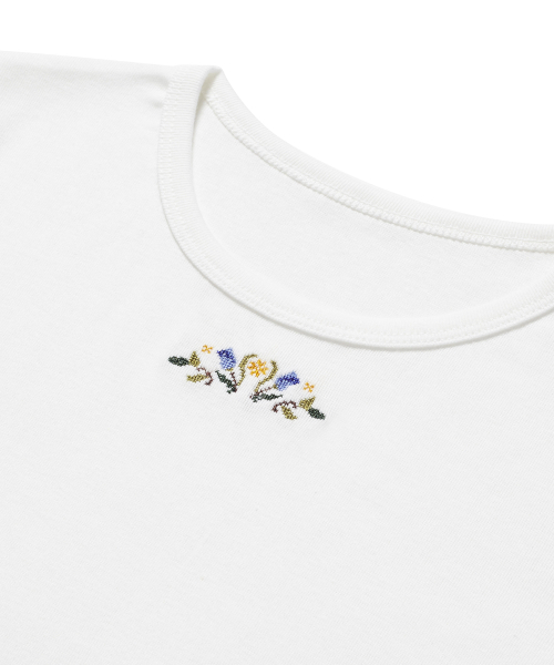 Between A and B（ビトウィーンエイアンドビー）の「ミニフラワー刺繍Tシャツ[ホワイト]（Tシャツ/カットソー・レディース・ホワイト・FREE）」の3枚目の写真