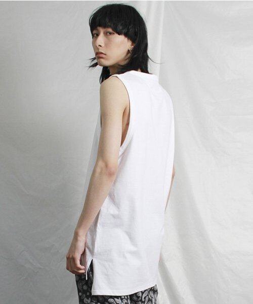 DEMARC(ドゥマーク)の「スリーブレスロングレイヤースリットTシャツホワイト(Tシャツ/カットソー・メンズ・その他・LARGE/MEDIUM)」の1枚目の写真